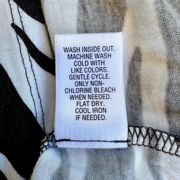 DANA BUCHMAN, BLACK/WHITE, ZEBRA PRINT TOP. 3/4 SLEEVE, STRETCHY FABRIC. SIZE M - Picture 7 of 7